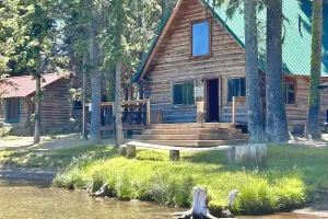Paulina Lake Lodge